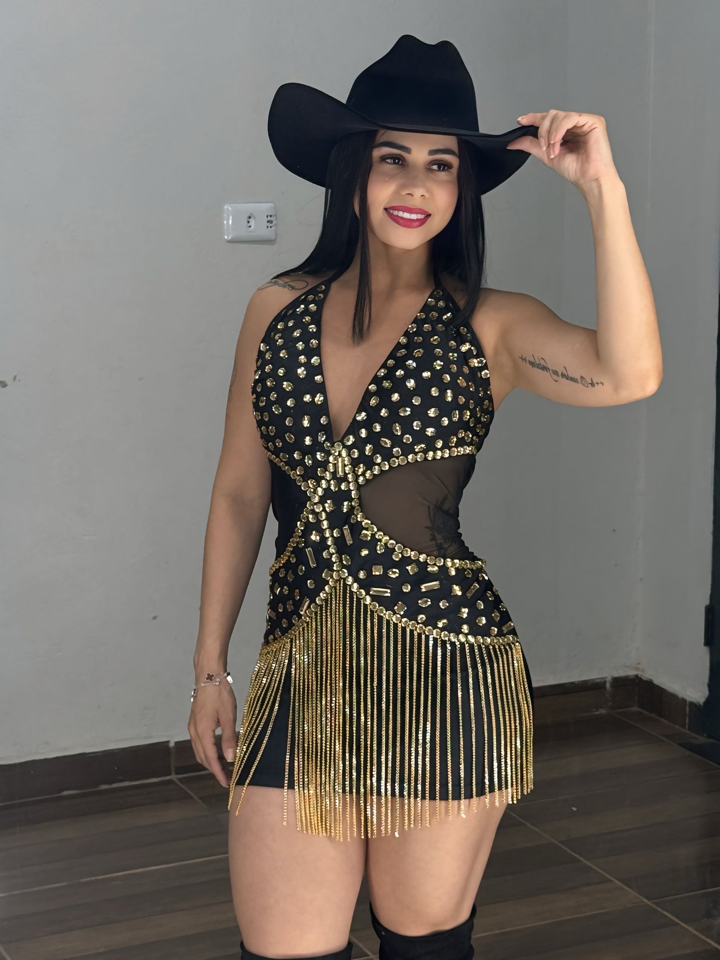 Vestido Simone – Pedrarias Douradas com Franja | Bojo | Tamanho Único 38 ao 44