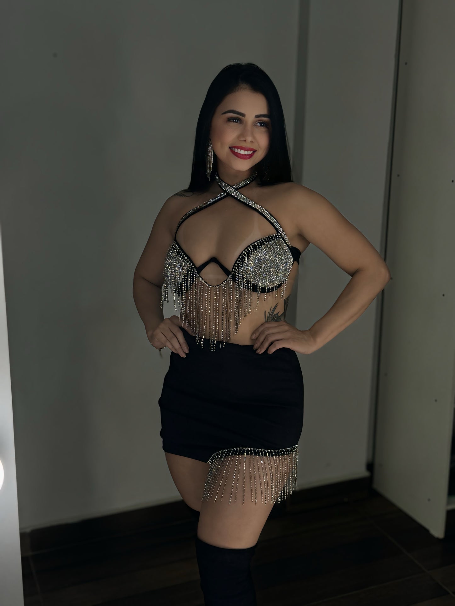 Conjunto Scarlet – Cropped com Franjas de Strass e Saia com Detalhes Brilhantes