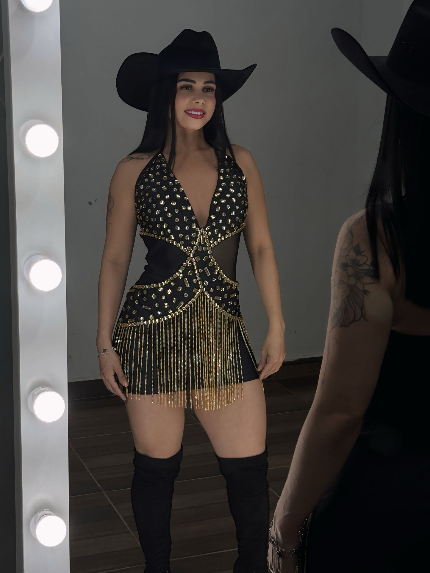 Vestido Simone – Pedrarias Douradas com Franja | Bojo | Tamanho Único 38 ao 44