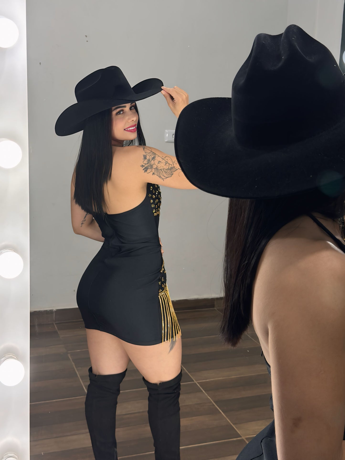 Vestido Simone – Pedrarias Douradas com Franja | Bojo | Tamanho Único 38 ao 44