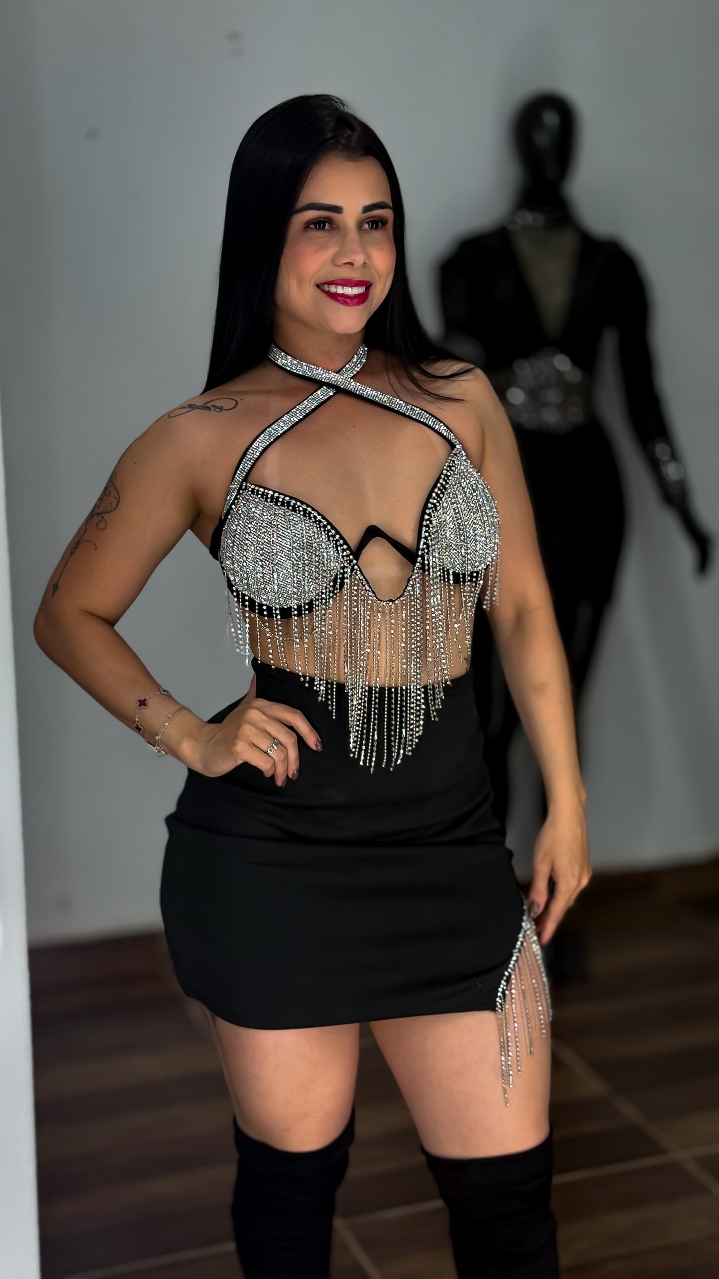 Conjunto Scarlet – Cropped com Franjas de Strass e Saia com Detalhes Brilhantes