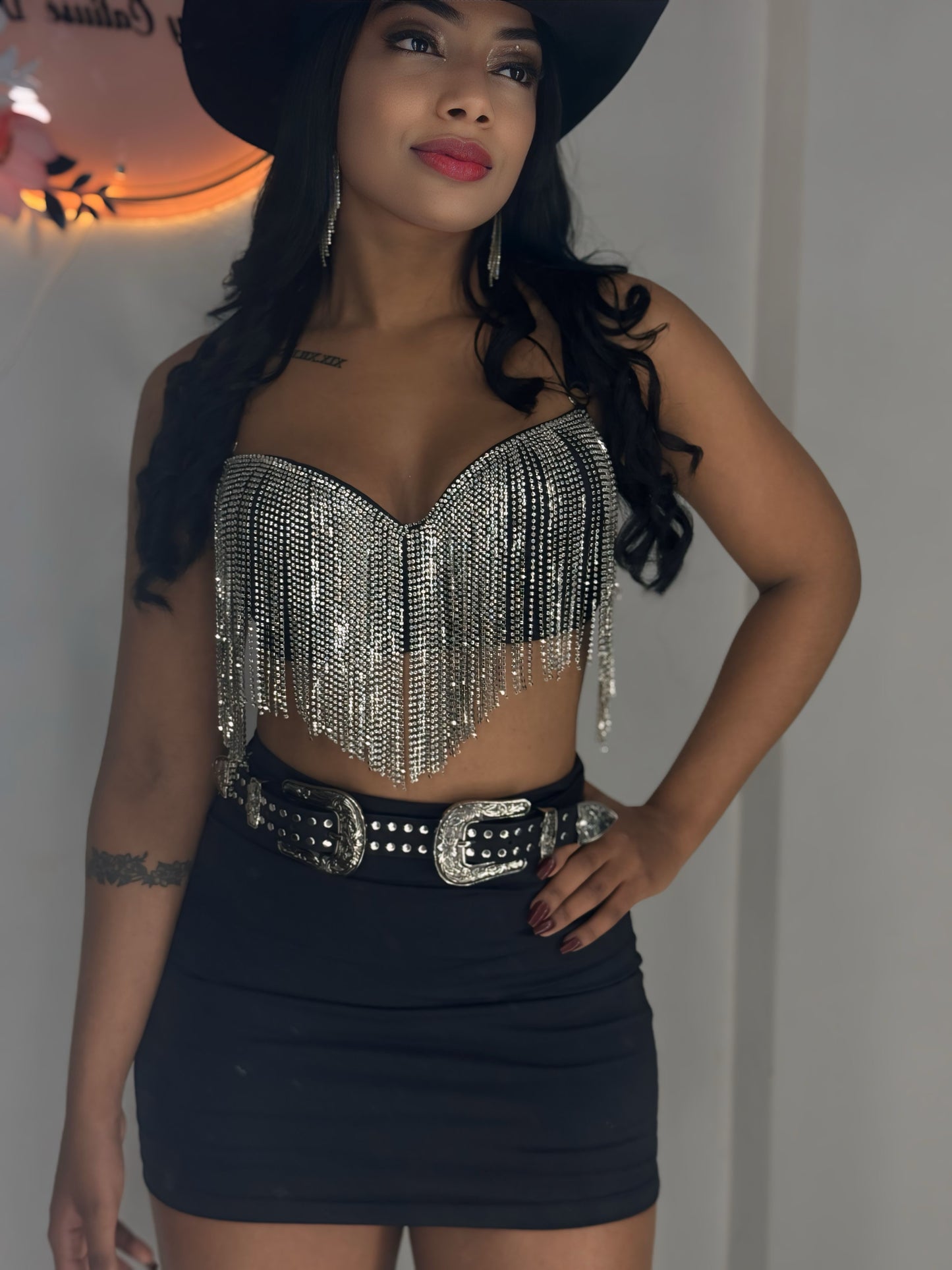 Top Brilho Eclipse – Cropped com Franjas de Strass e Bojo Estruturado
