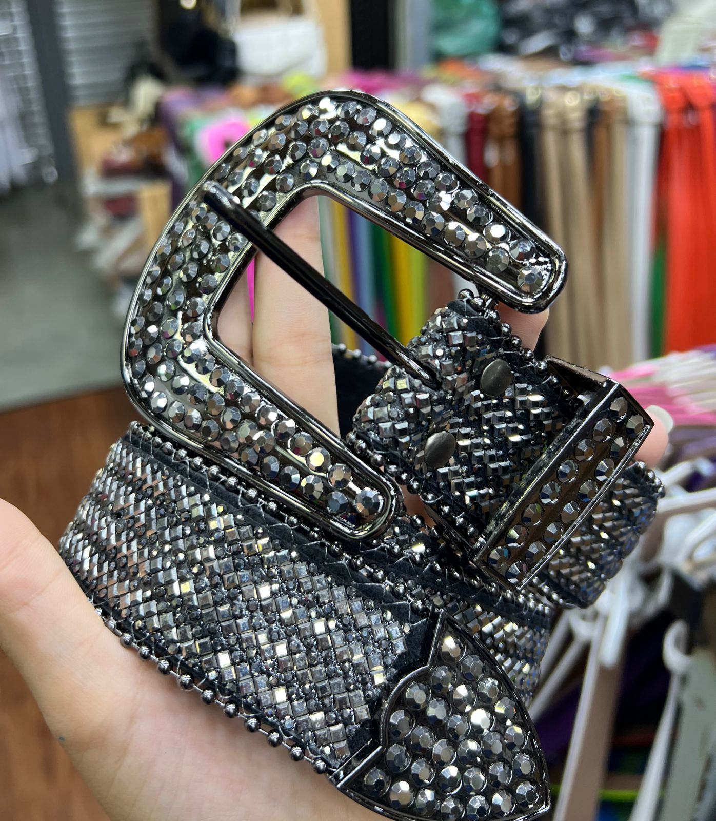 "Detalhe do couro e costura de alta qualidade do cinto country feminino com strass."