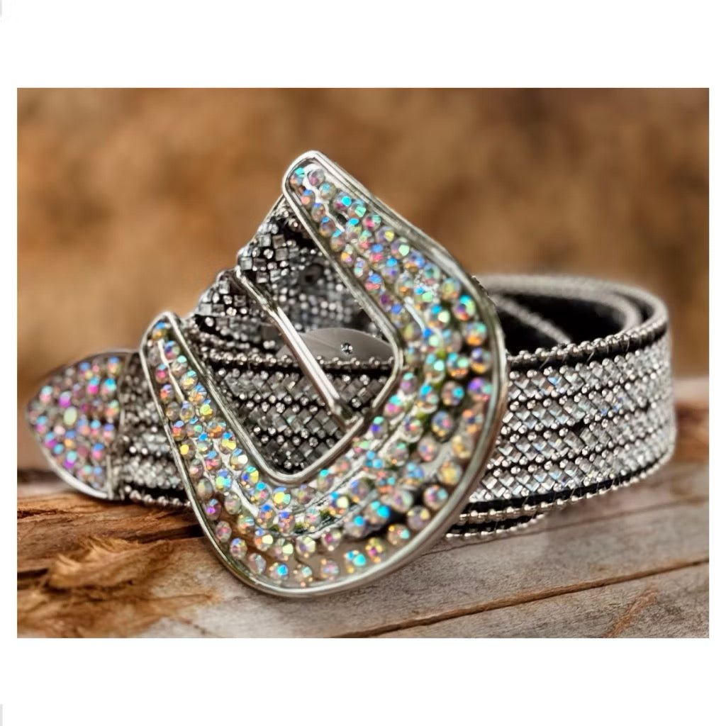 "Cinto country feminino luxuoso com fivela cravejada de strass, detalhe principal."