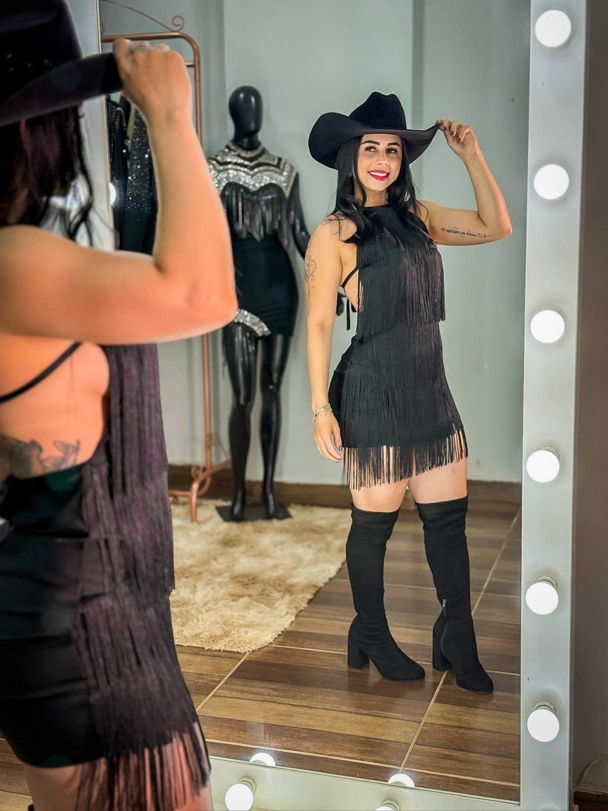 Look Western Alice: Vestido Franjas e Costa Nua, evidenciando o design exclusivo. - Preciosa by Catiuse Daniela