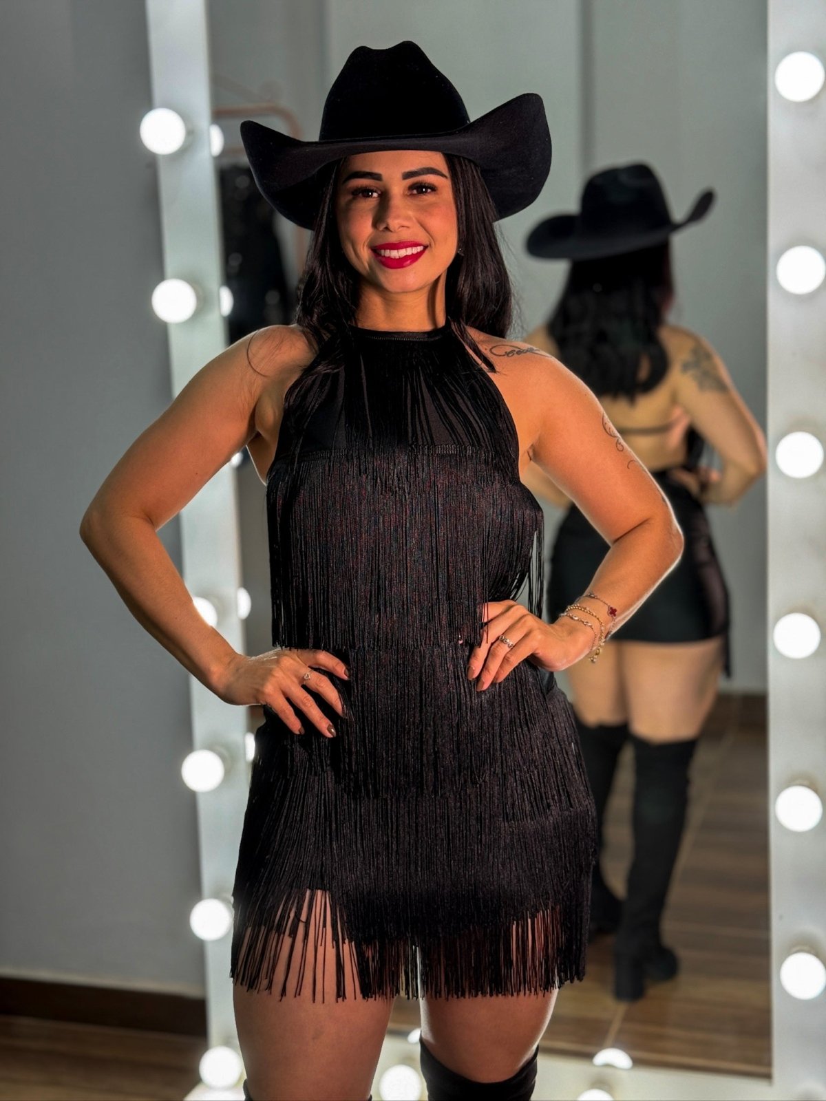 Vestido Franjas Western: Vestido Curto com Costa Nua, combinado com botas. - Preciosa by Catiuse Daniela