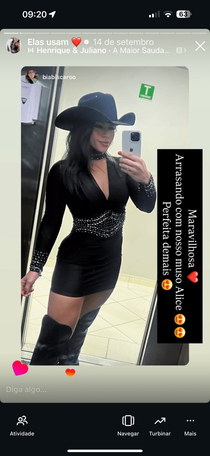 Cliente (pose com acessório): Vestido Alice Preto combinado com acessórios (chapéu/bota) em look country/western.