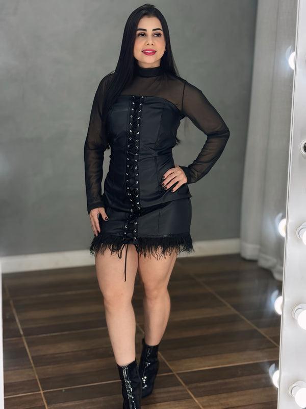 Vestido Noite Luxo Angel | Couro PU Tomara-que-Caia com Detalhe de Ilhós e Barra de Plumas