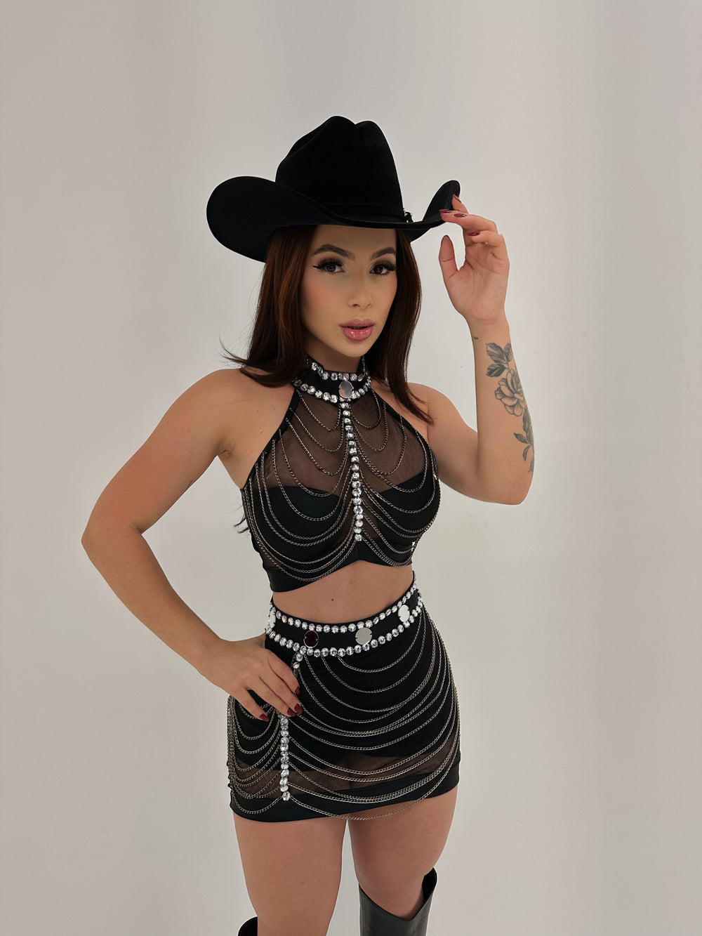Conjunto Western Baladinha em Poliamida Trilobal Preto | Cropped Frente Única com Bojo, Tule, Correntes Metálicas e Saia com Zíper e Short Interno