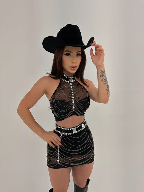 Conjunto Western Baladinha em Poliamida Trilobal Preto | Cropped Frente Única com Bojo, Tule, Correntes Metálicas e Saia com Zíper e Short Interno