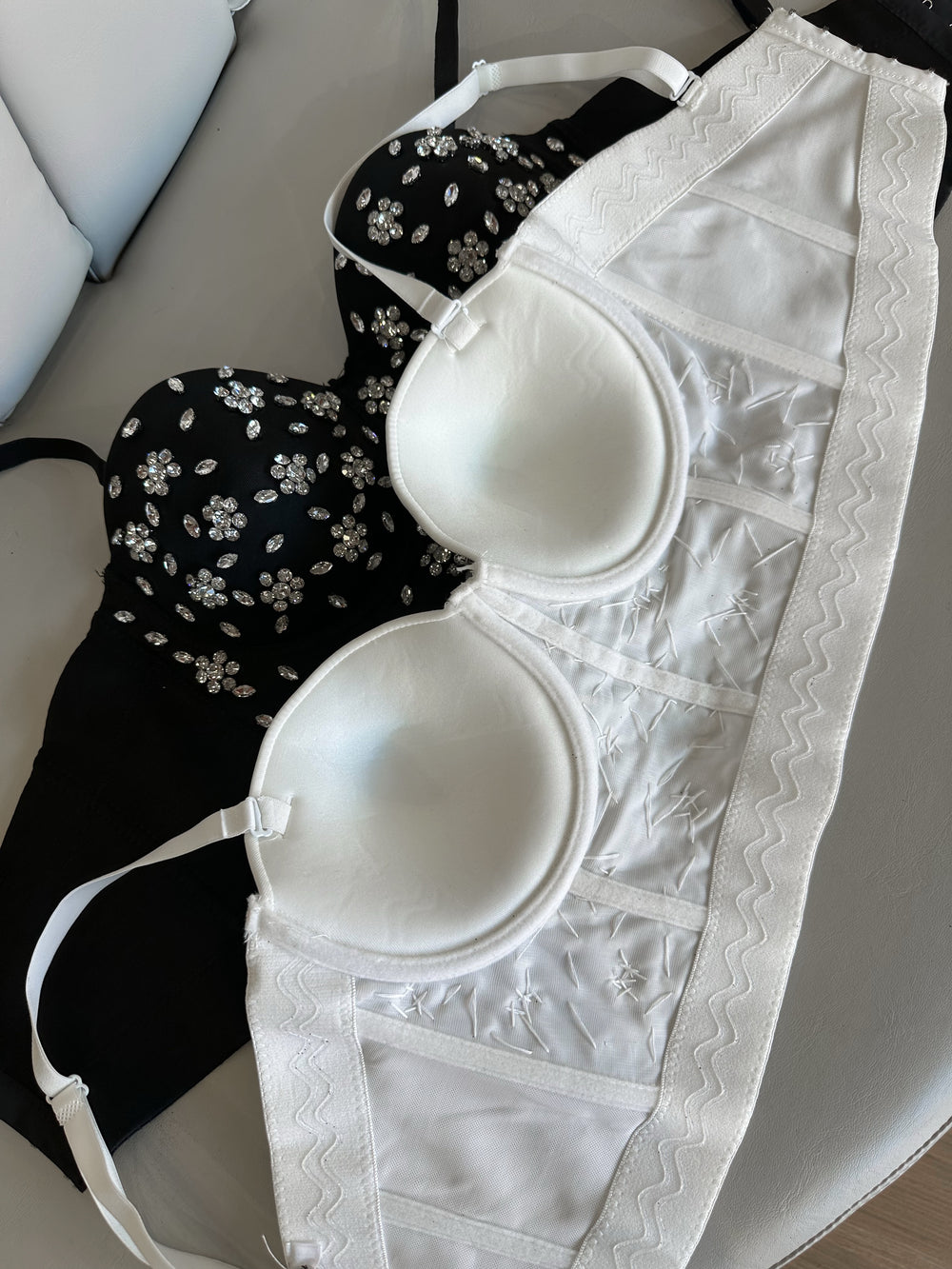 Cropped Corset Kristal Noite | Tecido Bandagem Importado com Pedrarias e Strass