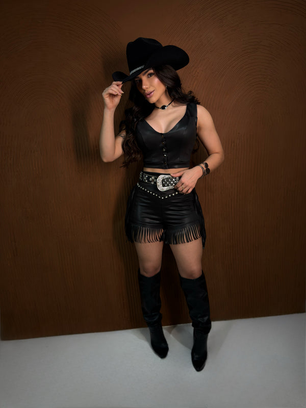 Conjunto Western Cirrê Jaine Preto | Cropped estilo Colete com Bojo e Short Cós Alto com Franjas e Strass