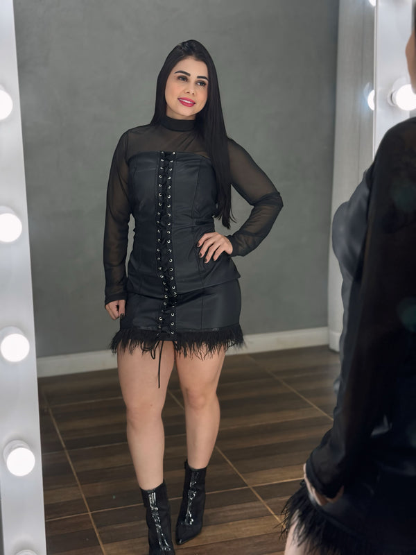 Vestido Noite Luxo Angel | Couro PU Tomara-que-Caia com Detalhe de Ilhós e Barra de Plumas