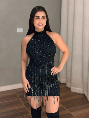 Vestido Curto Baladinha Black em Poliamida Premium | Gola Alta Frente Única com Bojo, Bordado com Pedrarias, Costas Abertas e Cascata de Correntes