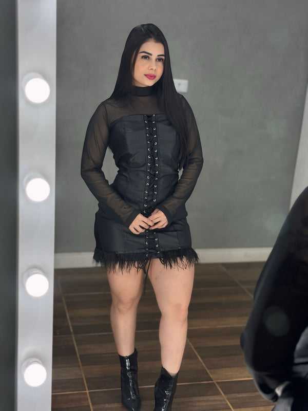 Vestido Noite Luxo Angel | Couro PU Tomara-que-Caia com Detalhe de Ilhós e Barra de Plumas
