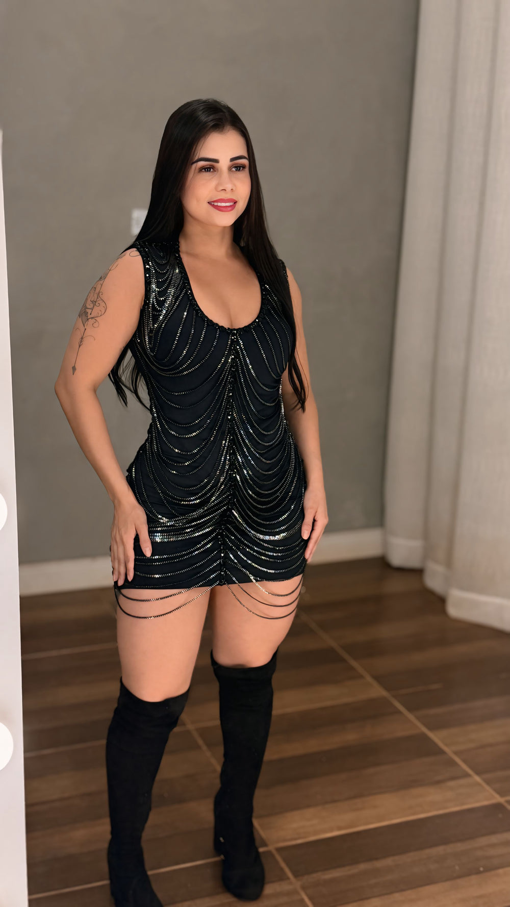 Vestido Curto Balada Corrente Luxo Preto | Sobreposição em Correntes de Brilho em Cascata, Cropped com Bojo e Zíper Traseiro