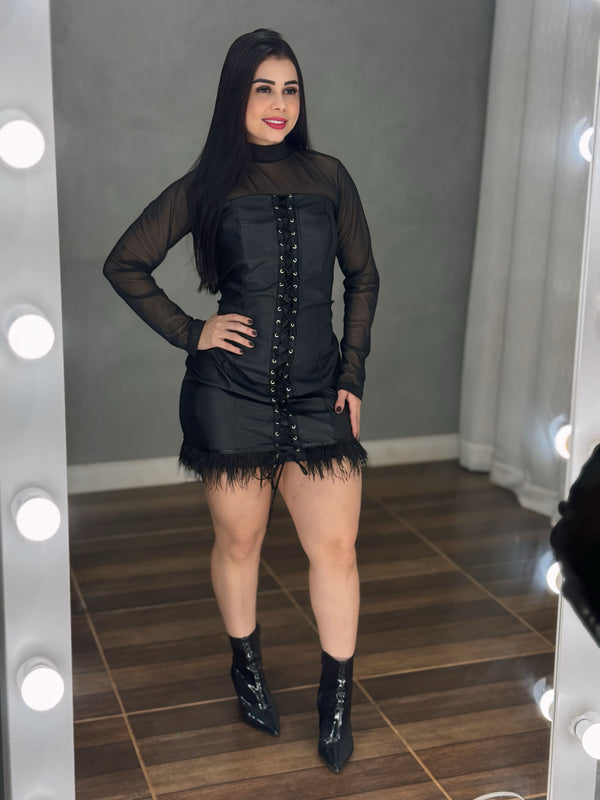 Vestido Noite Luxo Angel | Couro PU Tomara-que-Caia com Detalhe de Ilhós e Barra de Plumas