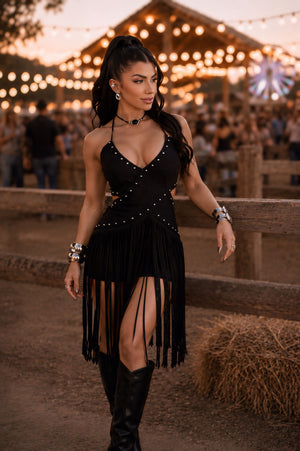 Vestido Western Simone em Suede | Modelo Curto Frente Única com Recortes Cut-Out, Strass e Cascata de Franjas