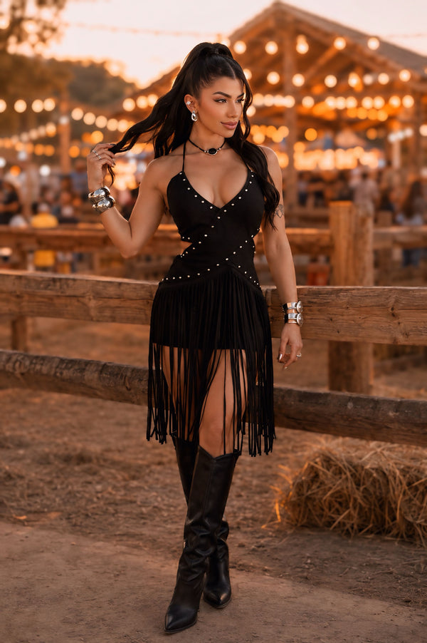 Vestido Western Simone em Suede | Modelo Curto Frente Única com Recortes Cut-Out, Strass e Cascata de Franjas