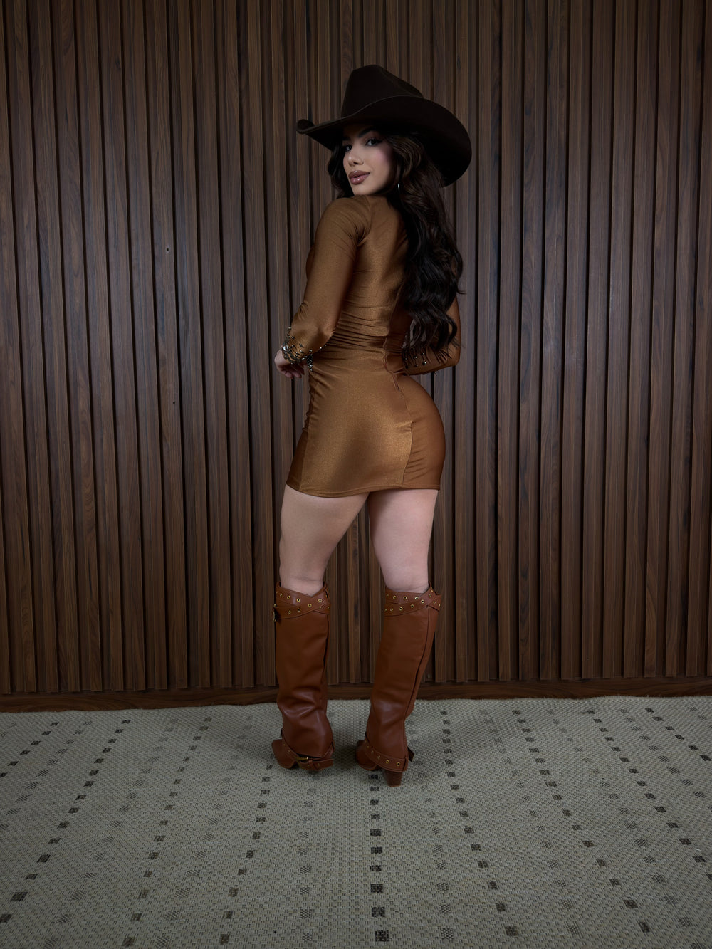 Vestido Western Priscila em Poliamida Trilobal Marrom | Manga Longa com Pedrarias, Decote Profundo Ilusão com Tule, Bojo e Zíper