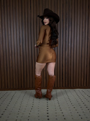 Vestido Western Priscila em Poliamida Trilobal Marrom | Manga Longa com Pedrarias, Decote Profundo Ilusão com Tule, Bojo e Zíper