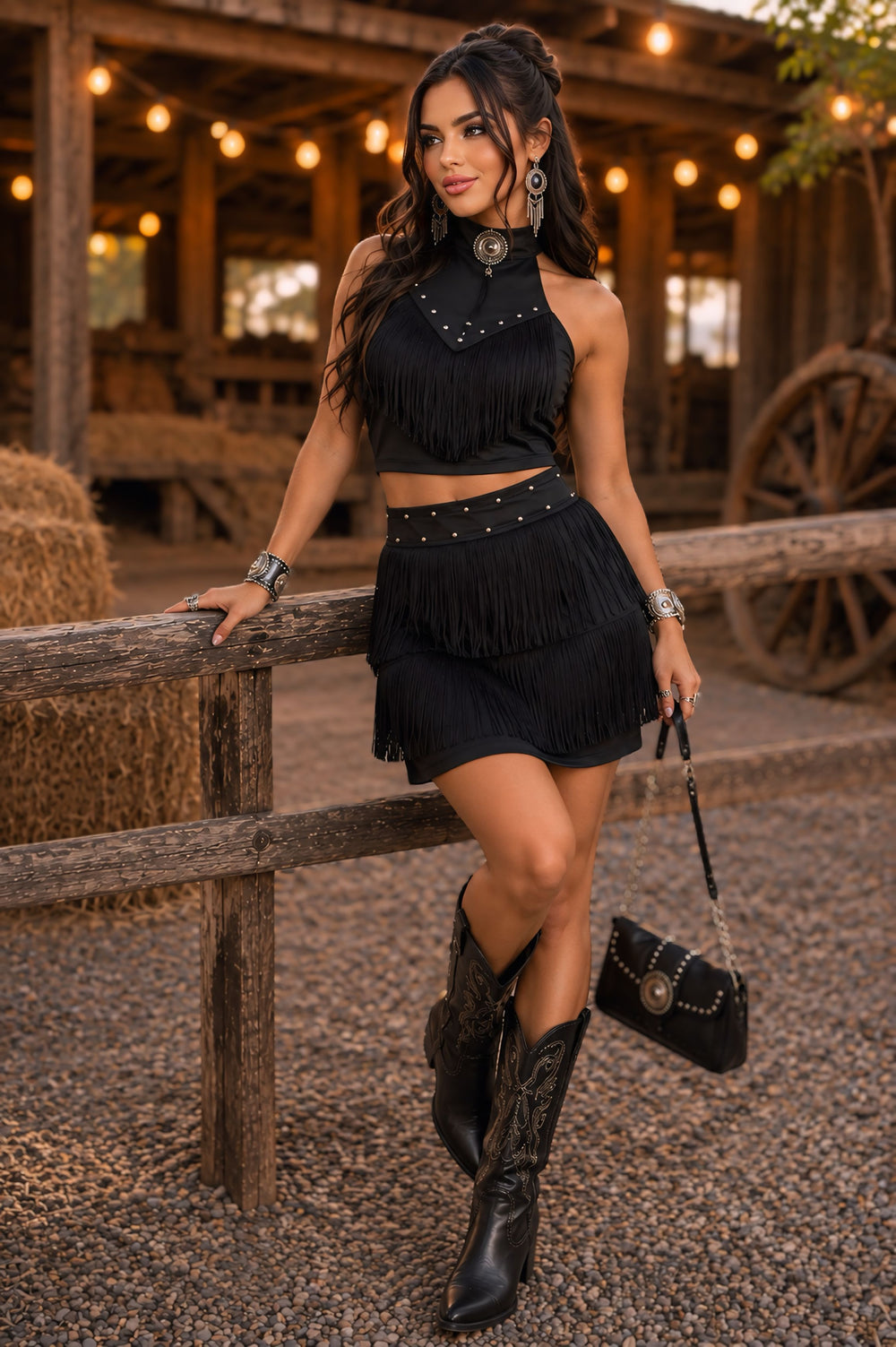 Conjunto Western Antonella em Suede | Cropped Frente Única Gola Alta com Bojo, Zíper, Strass e Saia com Camadas de Franjas