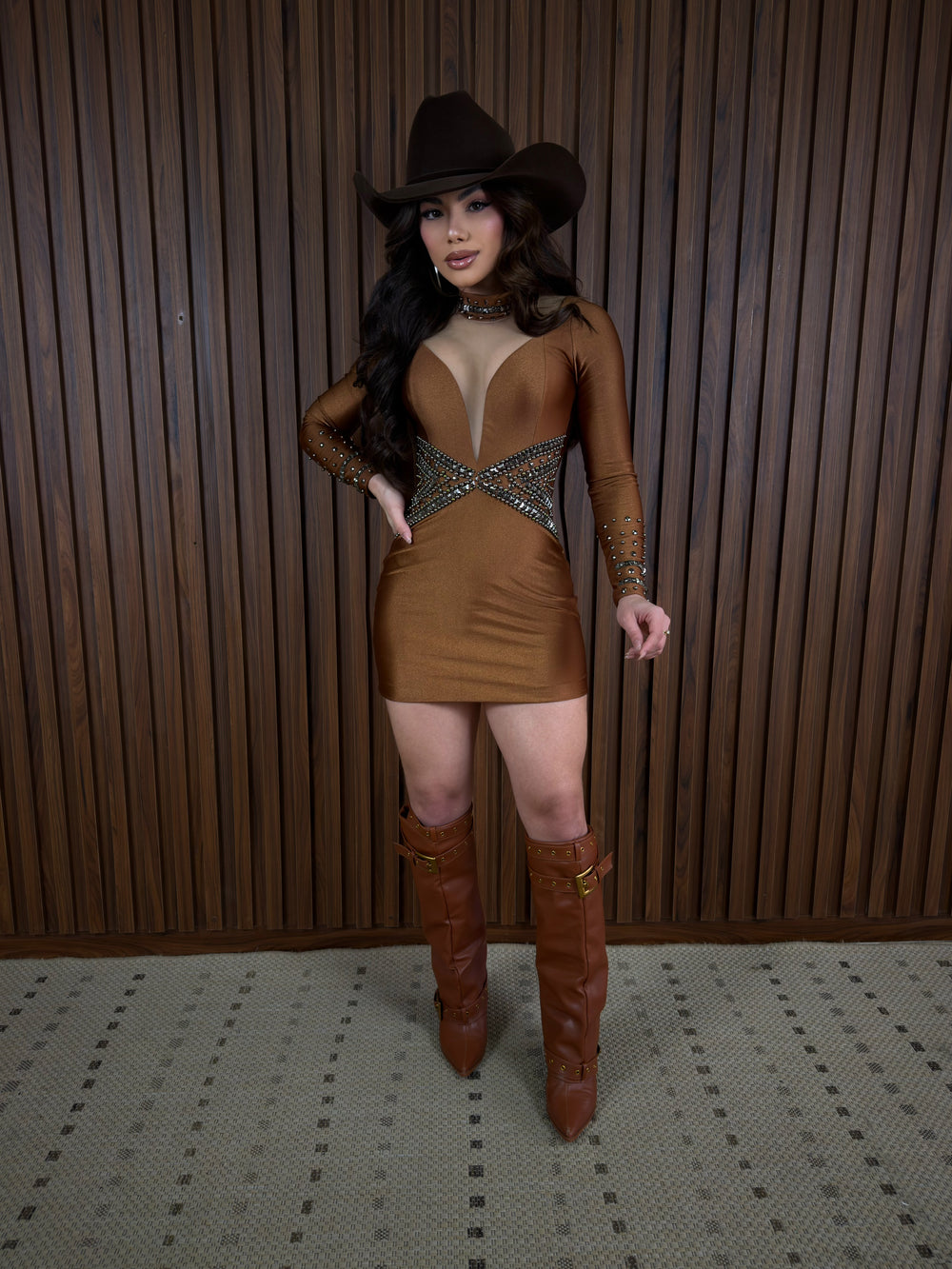 Vestido Western Priscila em Poliamida Trilobal Marrom | Manga Longa com Pedrarias, Decote Profundo Ilusão com Tule, Bojo e Zíper