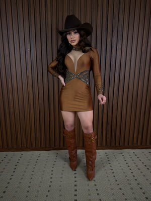 Vestido Western Priscila em Poliamida Trilobal Marrom | Manga Longa com Pedrarias, Decote Profundo Ilusão com Tule, Bojo e Zíper