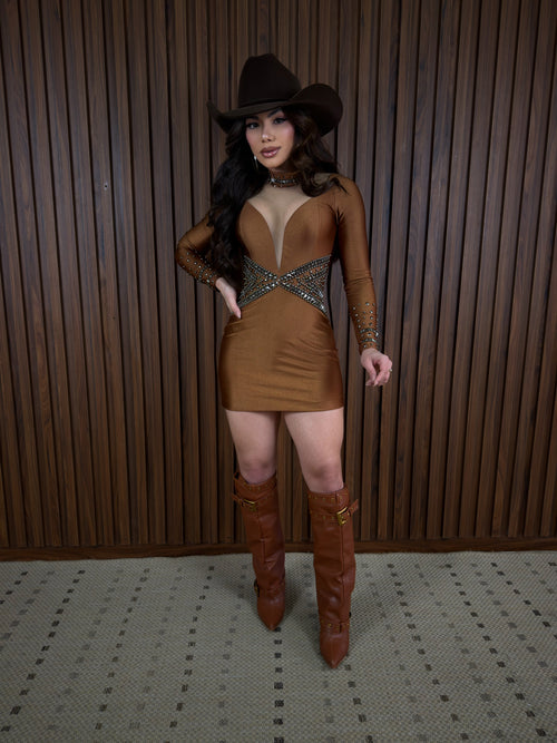 Vestido Western Priscila em Poliamida Trilobal Marrom | Manga Longa com Pedrarias, Decote Profundo Ilusão com Tule, Bojo e Zíper