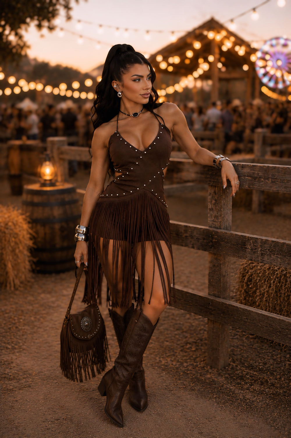 Vestido Western Simone em Suede | Modelo Curto Frente Única com Recortes Cut-Out, Strass e Cascata de Franjas
