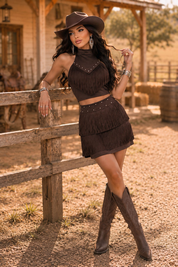 Conjunto Western Antonella em Suede | Cropped Frente Única Gola Alta com Bojo, Zíper, Strass e Saia com Camadas de Franjas