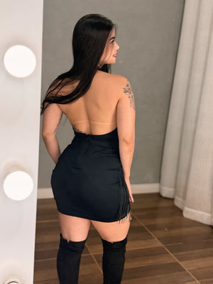 Vestido Curto Baladinha Black em Poliamida Premium | Gola Alta Frente Única com Bojo, Bordado com Pedrarias, Costas Abertas e Cascata de Correntes