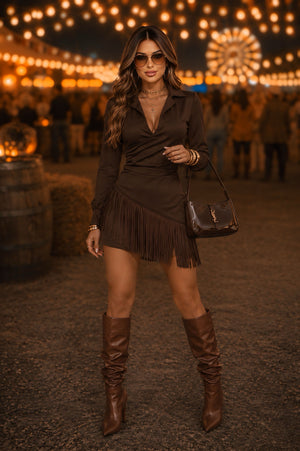 Vestido Western Blazer Luxo | Suede Premium com Decote Transpassado e Franjas