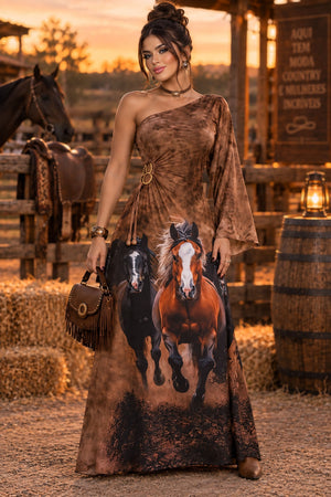 Vestido Western Longo em Poliamida Fluity Marrom | Modelo Mula Manca com Manga Sino, Argola Dourada Lateral, Bojo e Estampa Exclusiva de Cavalos