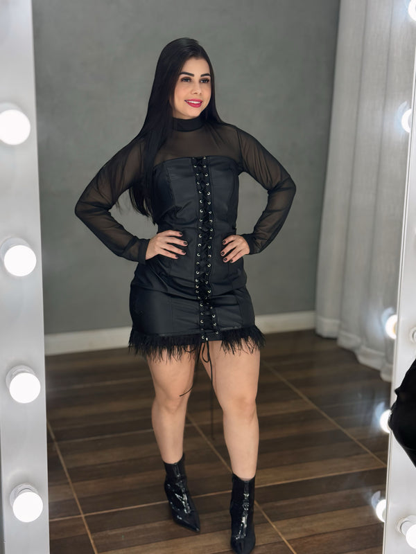 Vestido Noite Luxo Angel | Couro PU Tomara-que-Caia com Detalhe de Ilhós e Barra de Plumas