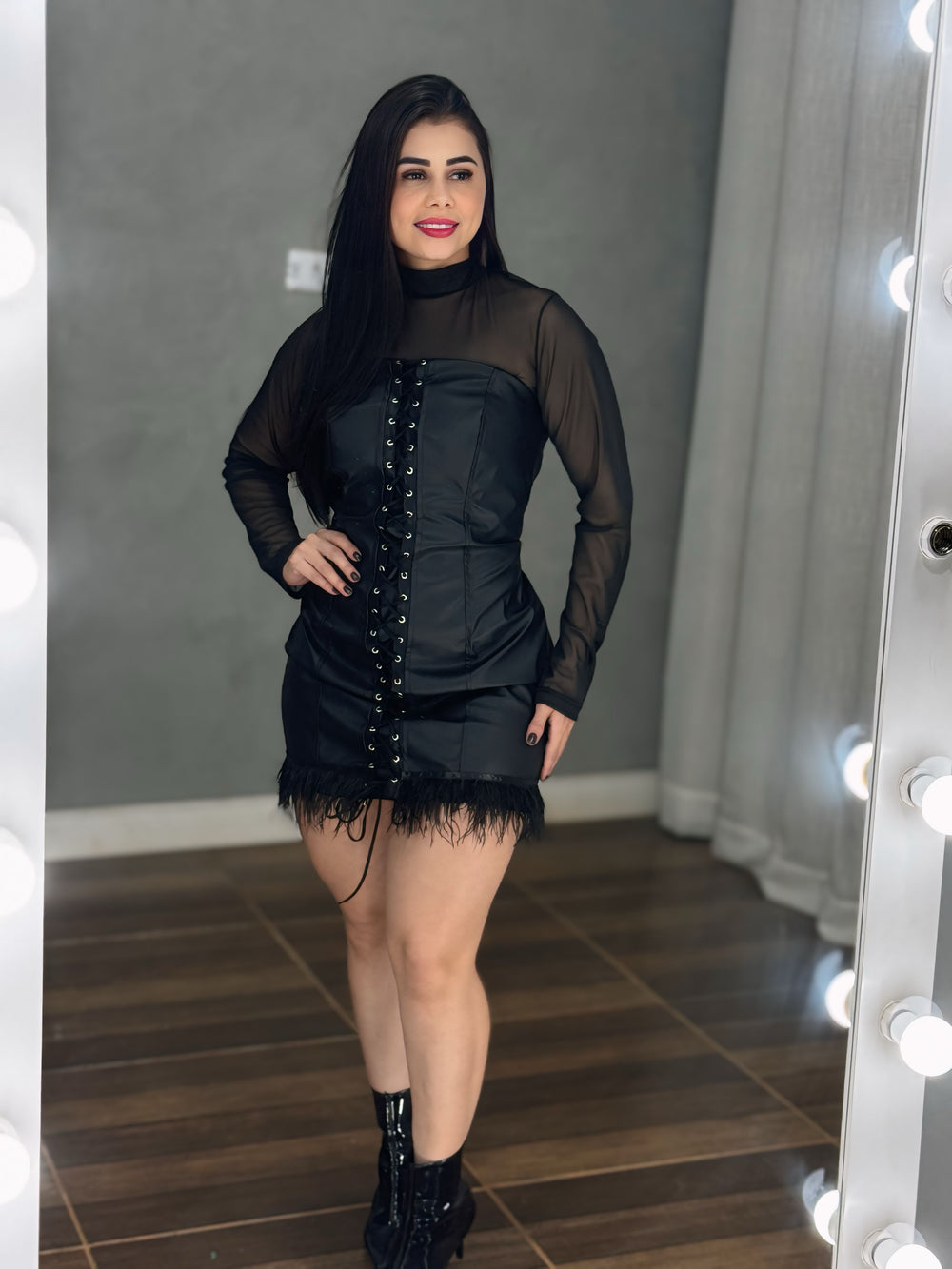 Vestido Noite Luxo Angel | Couro PU Tomara-que-Caia com Detalhe de Ilhós e Barra de Plumas