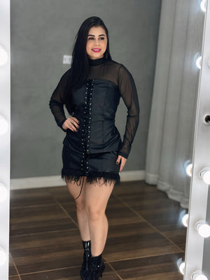 Vestido Noite Luxo Angel | Couro PU Tomara-que-Caia com Detalhe de Ilhós e Barra de Plumas