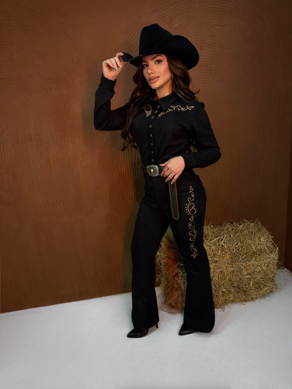 PRE VENDA ENVIO 10-08 segunda Conjunto Cavalgada Suede Preto | Camisa Manga Longa com Abertura Frontal por Botões e Calça Flare Bordada com Bolsos