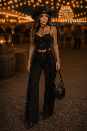 Conjunto Western Lara Luxo | Cropped com Aro Estruturado e Calça Flare com Ilhós e Franjas em Suede