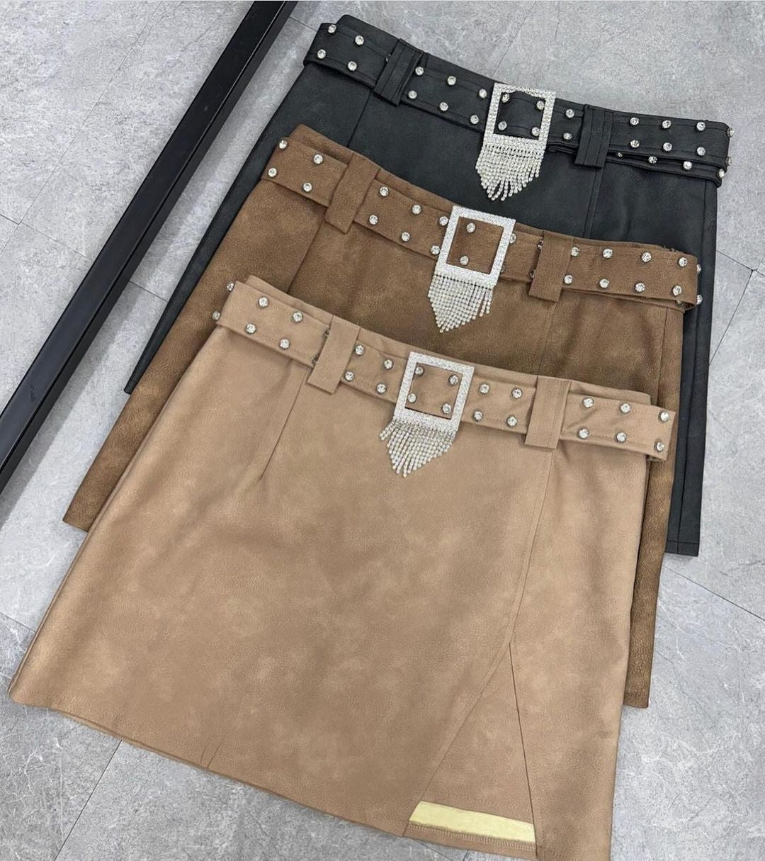 Short saia em couro suede Importada com cinto