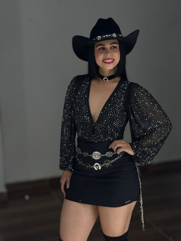 Body Balada com Bojo: Detalhe do body manga longa no espelho, caimento e brilho do tecido.