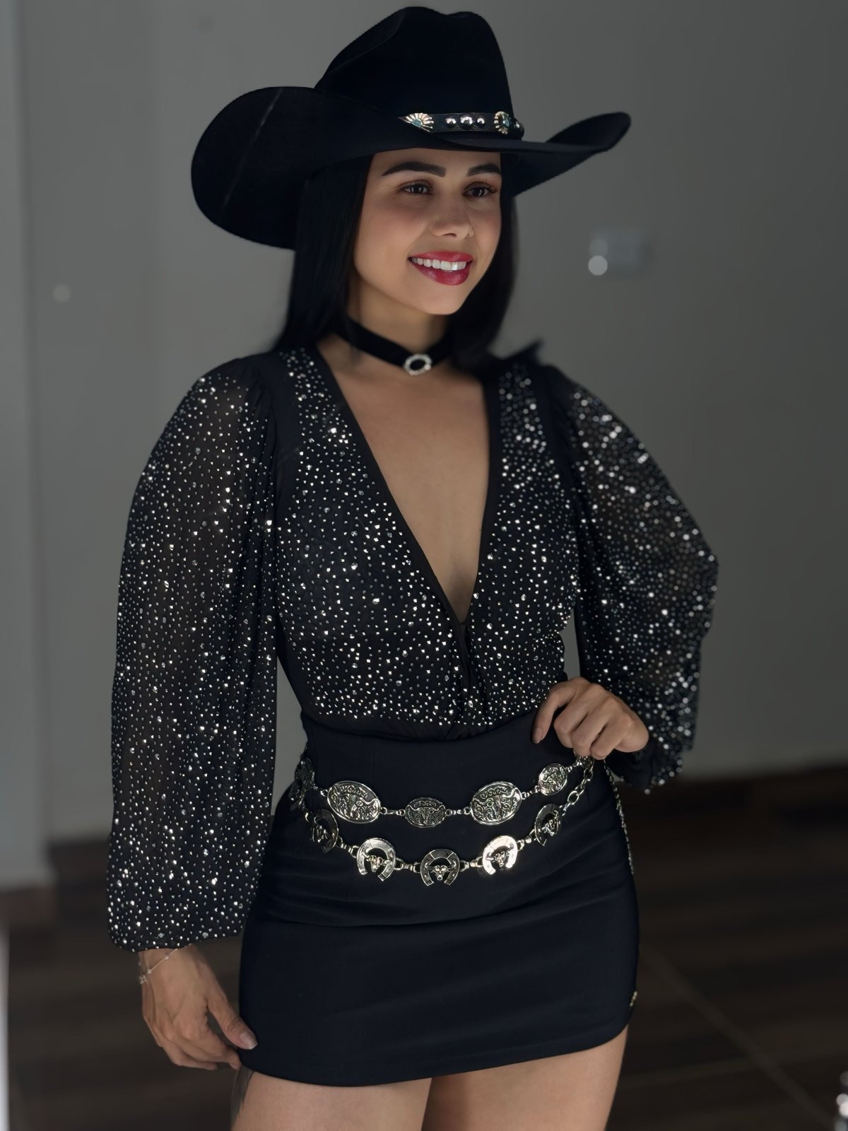 Body Tule com Brilho Costas: Costas abertas do Body Manga Longa com Brilho, evidenciando a sensualidade.