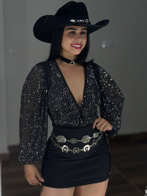 Body Tule com Brilho Costas: Costas abertas do Body Manga Longa com Brilho, evidenciando a sensualidade.
