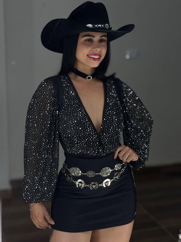 Body Tule com Brilho Costas: Costas abertas do Body Manga Longa com Brilho, evidenciando a sensualidade.
