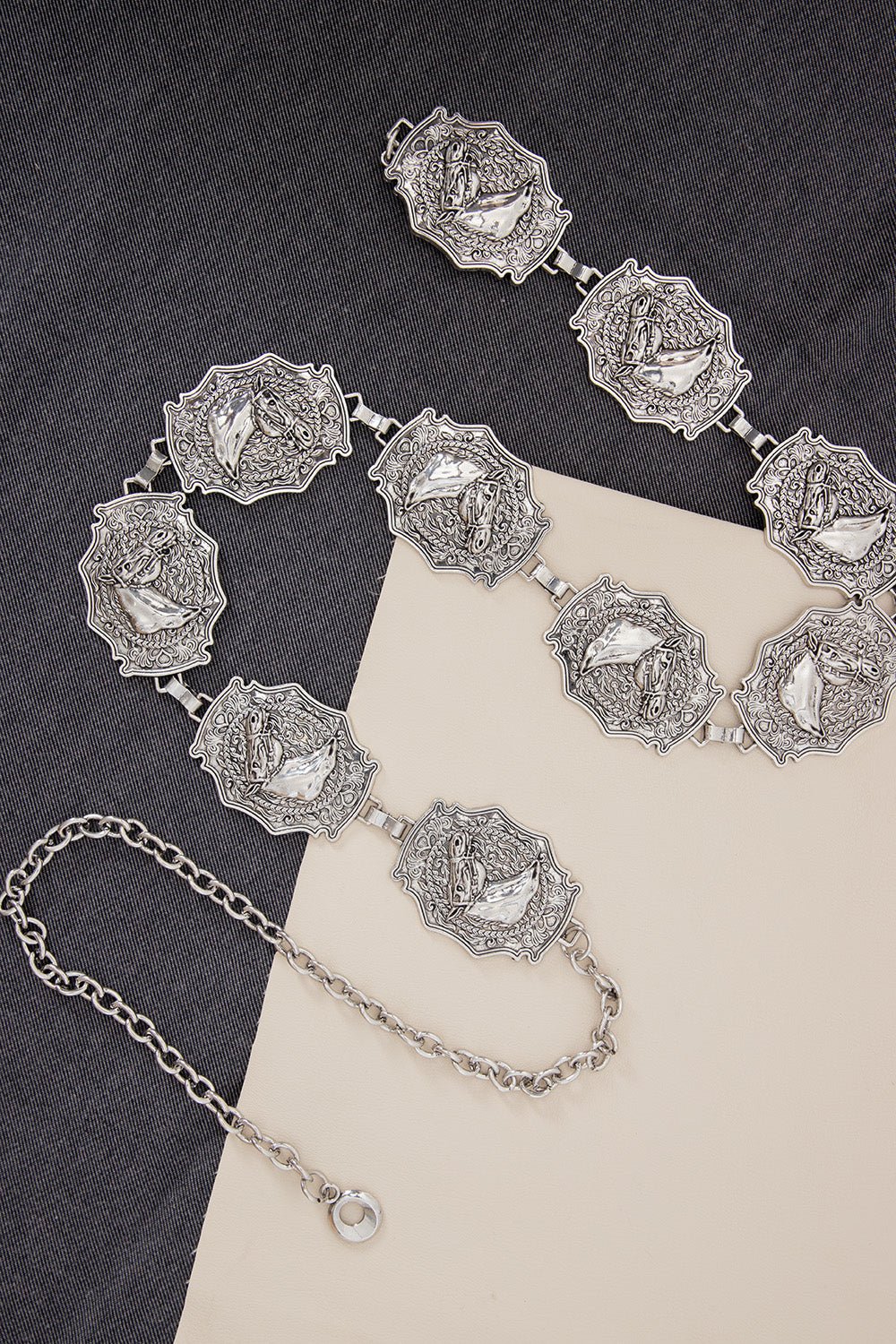 Cinto Corrente Cavalos Prateado Metal Zamak - Close Up dos Elos