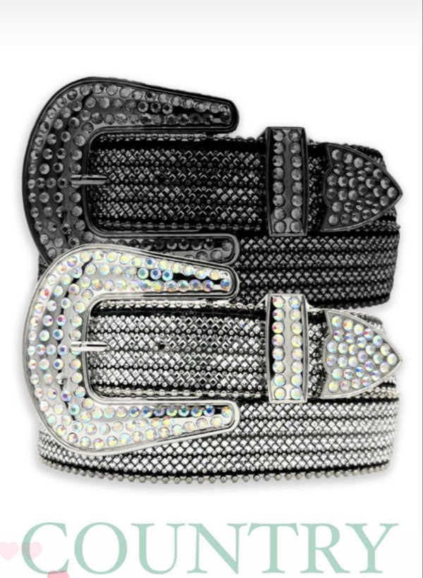Modelo usando cinto de boiadeiro feminino em couro com strass, estilo country de festa