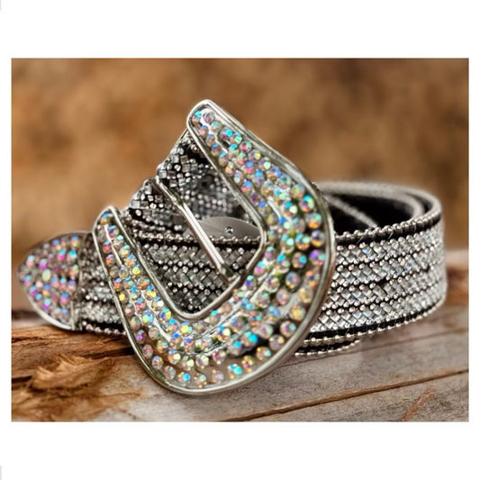 "Cinto country feminino luxuoso com fivela cravejada de strass, detalhe principal."