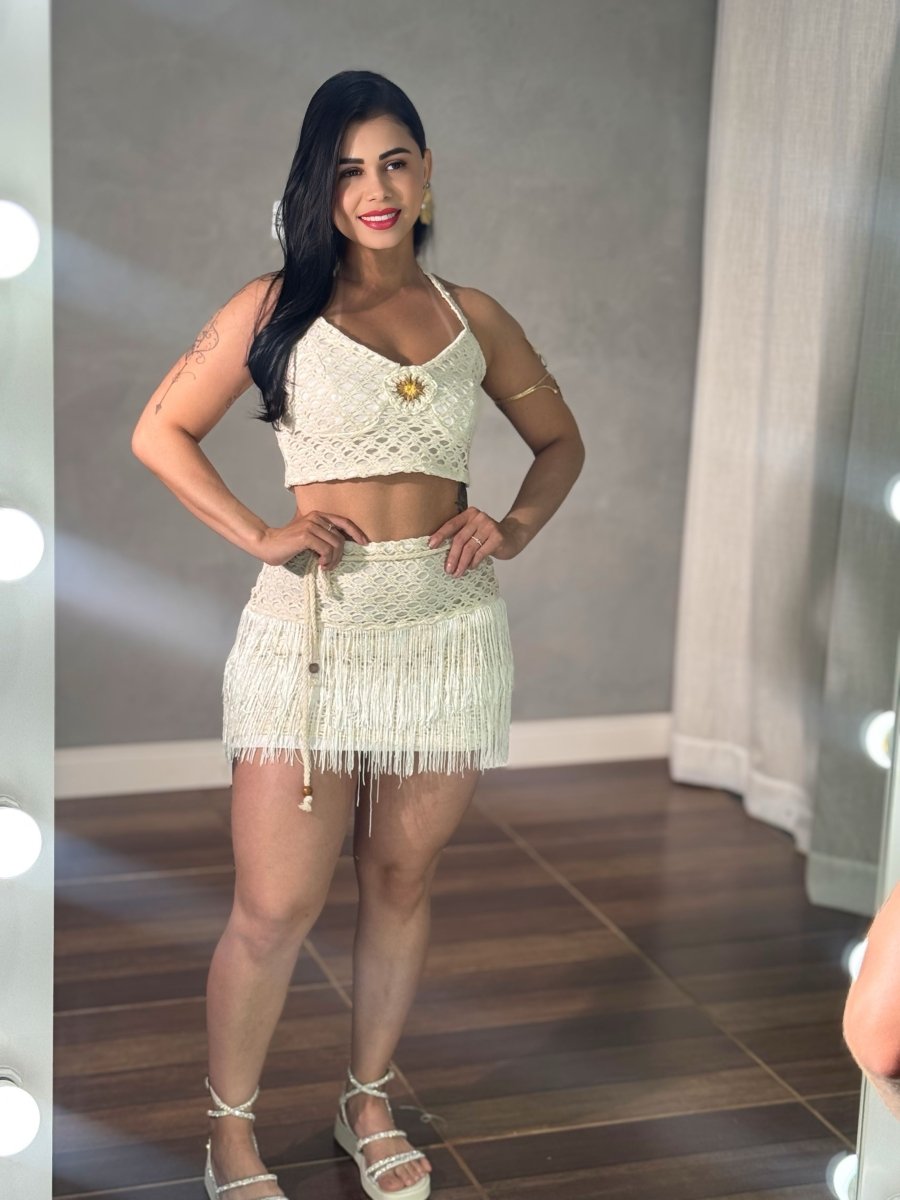 Conjunto Crochê e Franjas Artesanal | Saia Curta, Cropped detalhe Flor - Preciosa by Catiuse Daniela