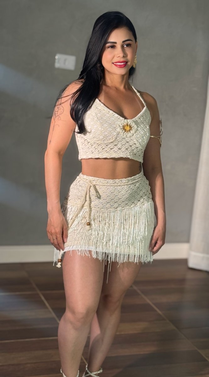 Conjunto Crochê e Franjas Artesanal | Saia Curta, Cropped detalhe Flor - Preciosa by Catiuse Daniela