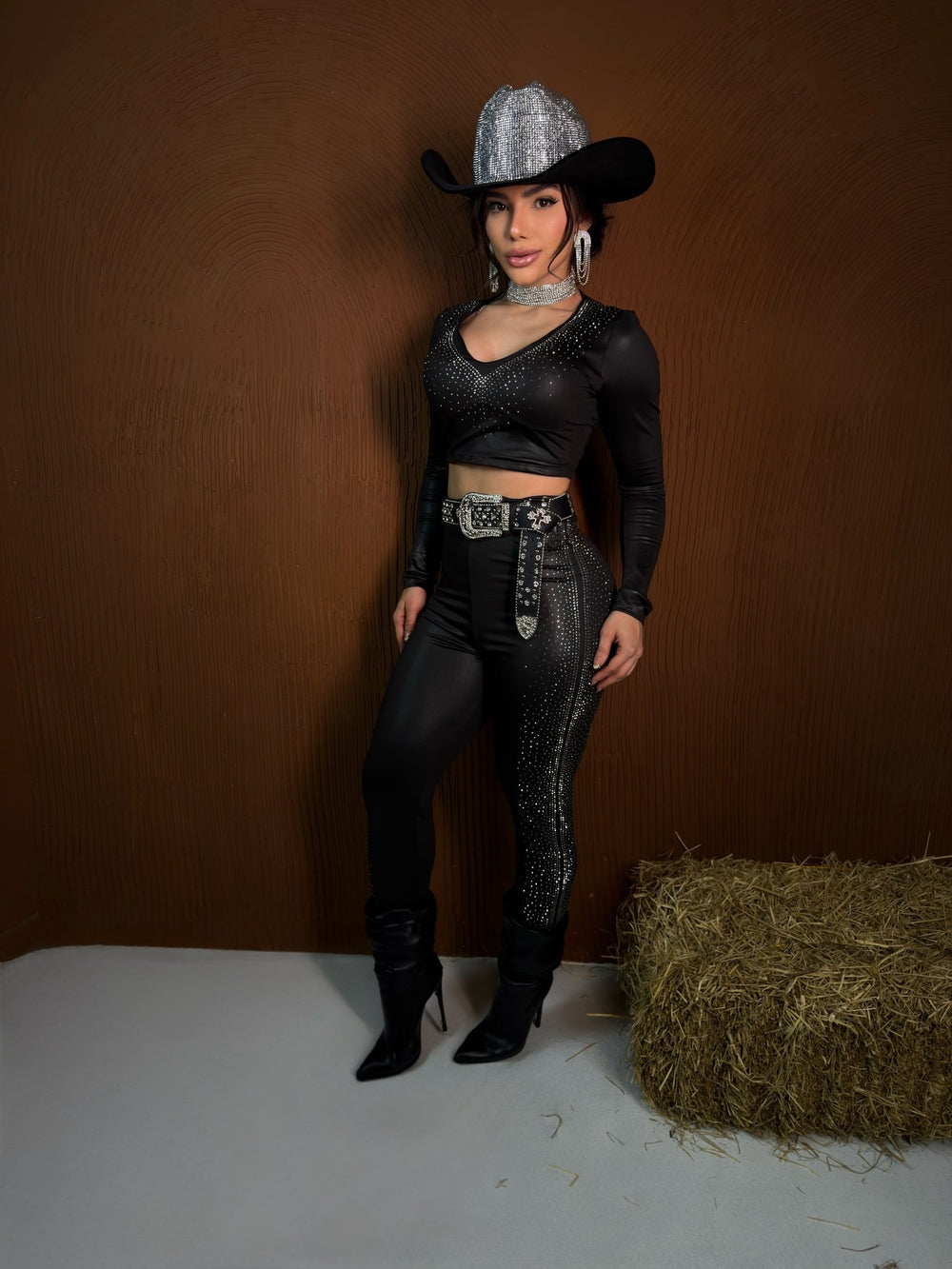 Conjunto Lauana Cirrê Premium Preto | Cropped Manga Longa Decote V com Bojo e Calça Cintura Média com Strass - Preciosa by Catiuse Daniela